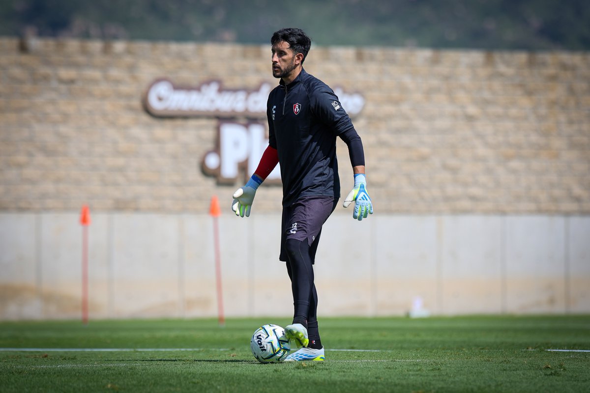 AtlasFC's tweet photo. ¡Fiel! 🤩

¿Adivinen quién ya está de vuelta con la Academia? ❤️🖤

Bienvenido a tu casa, Camilo 👊🏽

#ParaLaFielPorLaFielYConLaFiel https://t.co/vy75lnpeOh