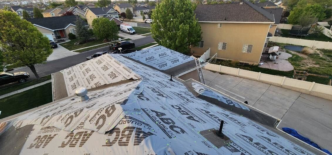 EagleRidgePros's tweet photo. Another roof completed in Saratoga Springs, UT

✔ Full tear-off 
✔ New CertainTeed shingles 
✔ Ridge vent installation

Quality roofing. Built to last.

📞 Book your FREE roof inspection today.

#UtahRoofing #CertainTeed #EagleRidgeRoofing https://t.co/QgoB5B5NFV