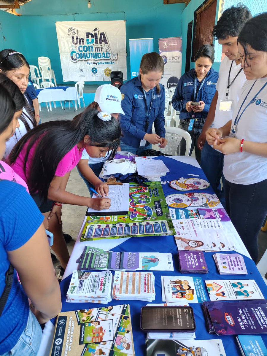 UPCV_gt's tweet photo. La #UPCV, en coordinación con la Subdirección General de Prevención del Delito y con la colaboración del @McdGuate, la @secretariasvet, @ConjuveGuate y @AISOSGuatemala, desarrolló la actividad "Un Día con Mi Comunidad" en la aldea El Hato, municipio de Nuevo San Carlos, #Retalhuleu, con el objetivo de fortalecer la participación comunitaria y promover la prevención de la violencia.

Durante la jornada se realizó la develación de 🫟murales artísticos🎨 elaborados como parte de la recuperación de la cancha comunitaria, así como actividades deportivas, stands informativos y la socialización de mensajes preventivos y rutas de denuncia dirigidos a la niñez, adolescencia y comunidad en general.

A través de la recuperación de espacios públicos y el trabajo articulado entre instituciones y comunidad, se continúa fortaleciendo la cultura de prevención, la convivencia pacífica y la construcción de comunidades más seguras.

#YoSoyPrevención #MinisterioDeGobernación #UPCV #EstamosCumpliendo