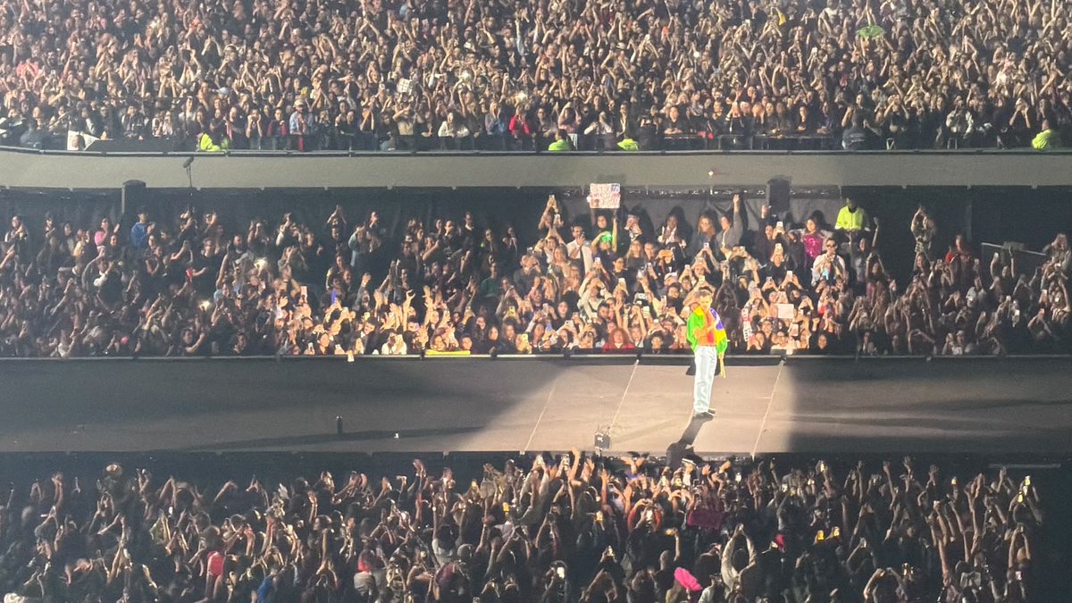mialonso's tweet photo. @hachardmag A minha amiga tirou uma foto do momento que o harry tava procurando vc 💛🤏 https://t.co/7eQzeFdMtN