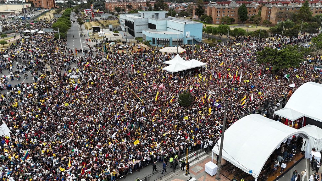CelsoTeteC's tweet photo. Así está la avenida Villavicencio, en el sur de Bogotá, recibiendo el último discurso del Presidente @petrogustavo. Hasta el último día de gobierno tiene alta favorabilidad. https://t.co/DZTUV2ql39