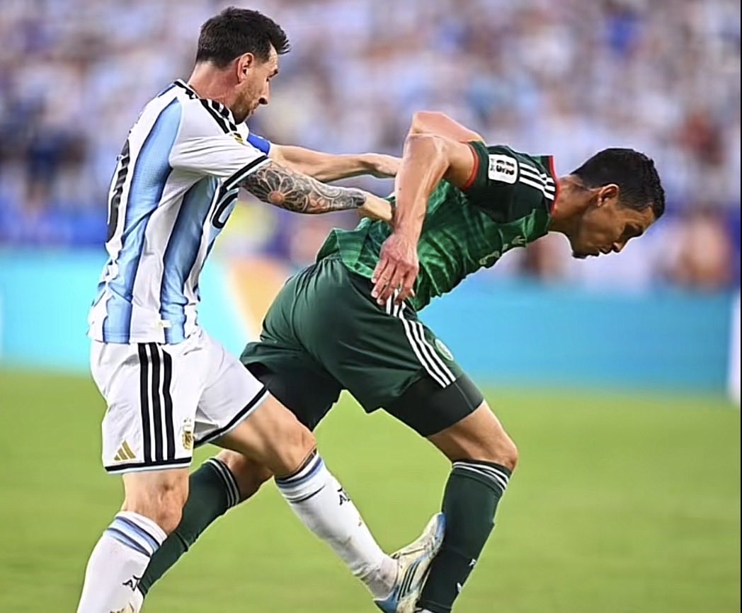 e4ele1n's tweet photo. @Leandroo_2007 @Araknne1 pedís tarjeta por esa mierda que se ve claro que cucurella ni le insulta solo usa como excusa que se pone un microsegundo la mano en la boca, pero aquí no os vi pidiendo tarjeta ehh cuando os conviene si cuando no no , que mal perder tenéis normal que ningun país latino os quiera https://t.co/Q3gD5ia6lB