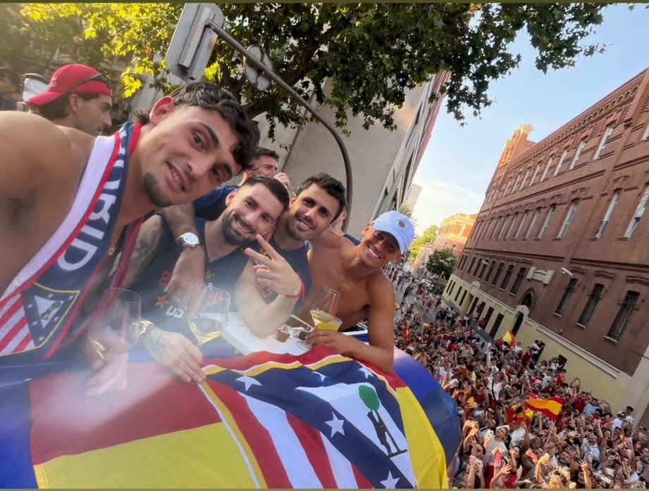 javi1903atl's tweet photo. Eres de españa aureola https://t.co/BM3KzZEC3D