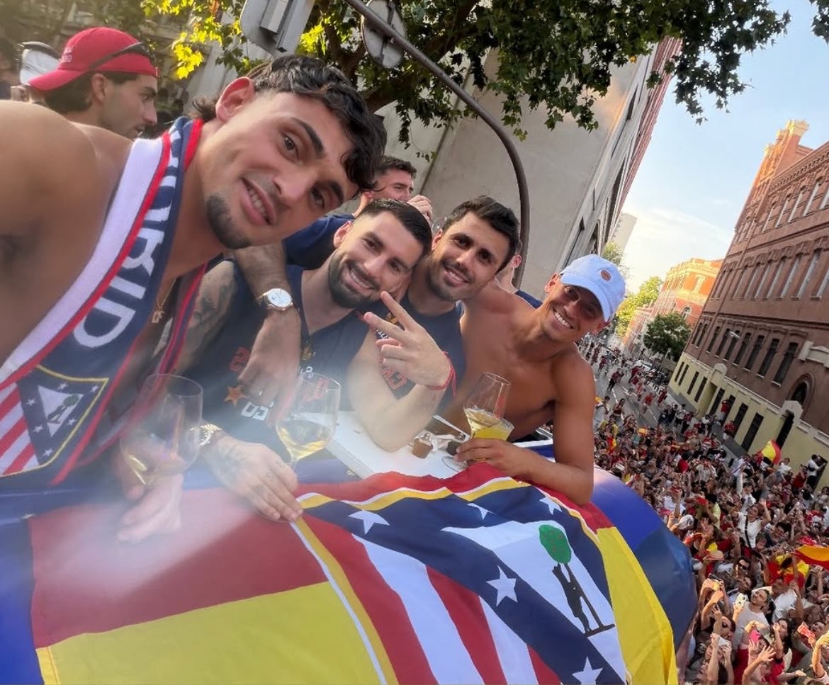 pascualruizar's tweet photo. 😍Marc Pubill, Álex Baena, Marcos Llorente… y Rodri Hernández con la bandera de España con el escudo del Atlético de Madrid https://t.co/NapJYtRp6c