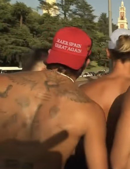 ElyonMan's tweet photo. Ferrán con una gorra de "Make Spain Great Again" y Lamine Yamal con un cartón donde pone "Velada del Año VII: Paredes vs Gavi".

España no te la acabas ⭐️⭐️ 🇪🇸 https://t.co/8aqfq6pZH8