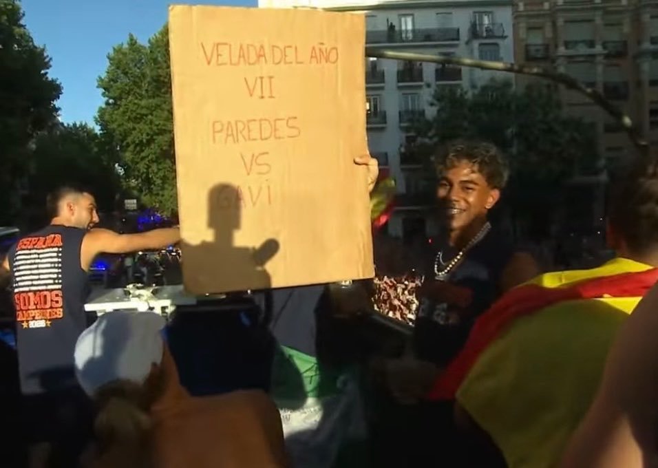 ElyonMan's tweet photo. Ferrán con una gorra de "Make Spain Great Again" y Lamine Yamal con un cartón donde pone "Velada del Año VII: Paredes vs Gavi".

España no te la acabas ⭐️⭐️ 🇪🇸 https://t.co/8aqfq6pZH8