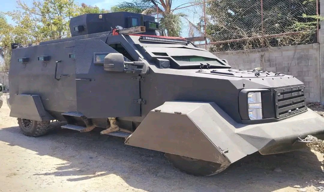 rcx900's tweet photo. Ejército aseguró un vehículo con blindaje artesanal en Cruz Pedregoza, El Rosario, #Sinaloa, durante un operativo de seguridad. https://t.co/U5YBGT0qsl