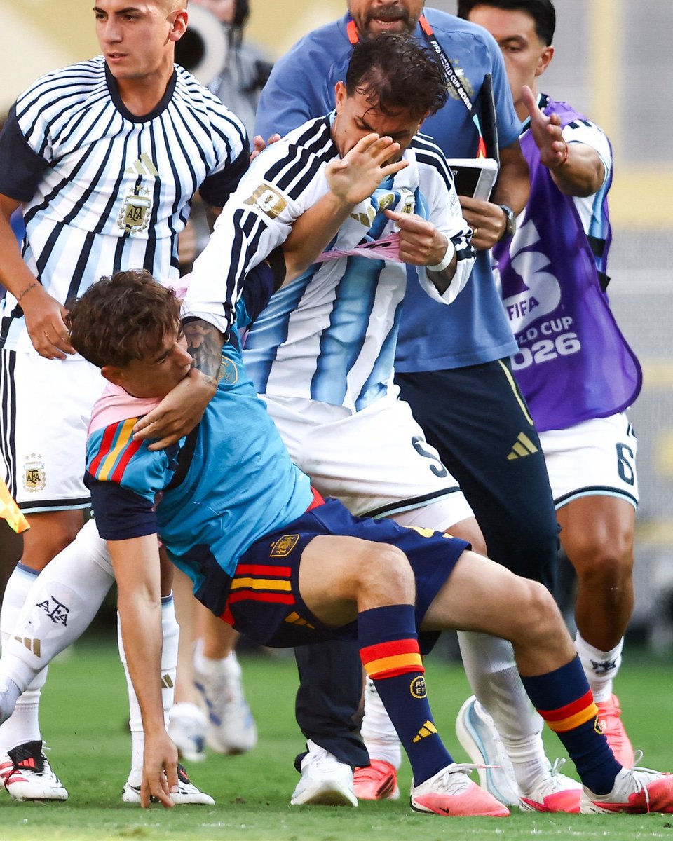 VibesFoot's tweet photo. « PAREDES VS GAVI » 🥊💥

La pancarte de Lamine Yamal. 😭 https://t.co/I8EcRb2Elv