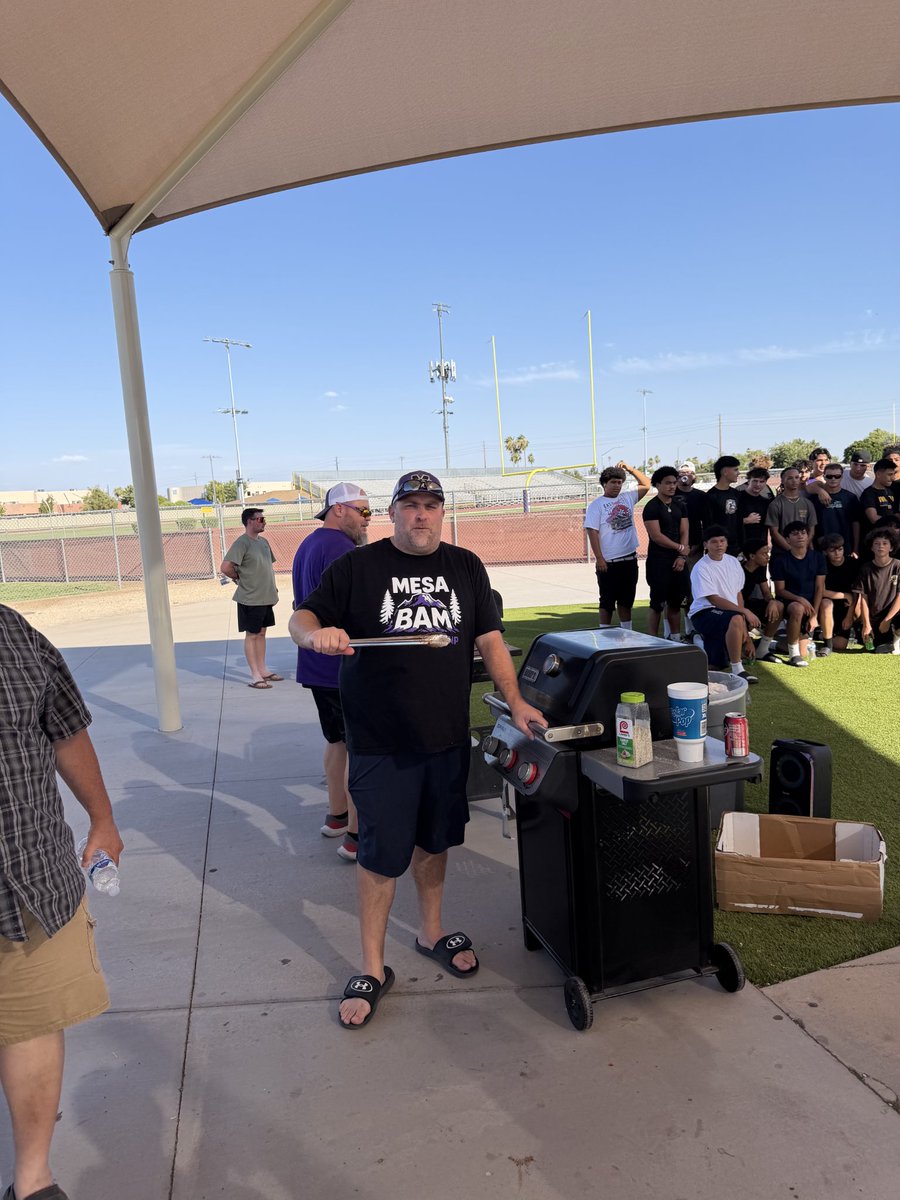 Mesa_FB's tweet photo. What a summer!
Nothing like a little grilling competition with @Coach_Gloden and @Jackrabbits2026 feeding the Jackrabbits some Pechuga de Pollo #CarryOn #WeGotYour6 https://t.co/CTyA84rWt6