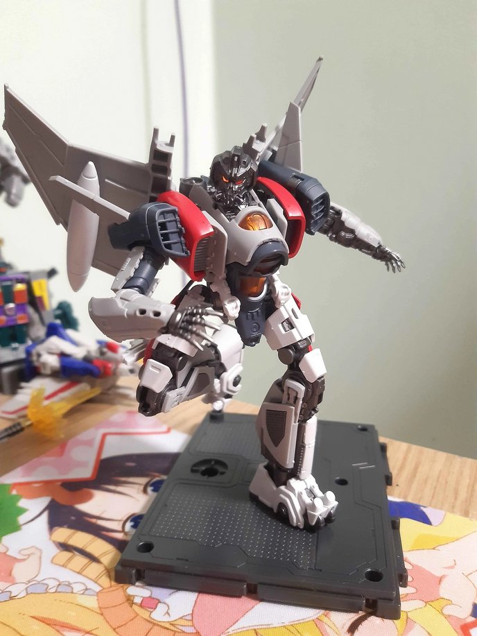 KokeishaMeryl's tweet photo. 45) Blokees Classics Bumblebee Blitzwing

The waist can be a bit annoying, falling off sometimes and the legs could articulate a little better but those are my only complaints. Otherwise it poses well, looks good and comes with most of what I'd want it to. https://t.co/ZFZtUVD5Km
