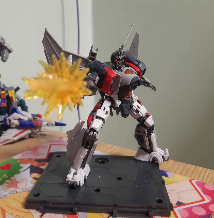 KokeishaMeryl's tweet photo. 45) Blokees Classics Bumblebee Blitzwing

The waist can be a bit annoying, falling off sometimes and the legs could articulate a little better but those are my only complaints. Otherwise it poses well, looks good and comes with most of what I'd want it to. https://t.co/ZFZtUVD5Km