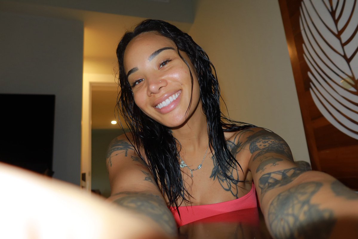 HoneyGoldxx's tweet photo. I deadass can’t keep in contact with people. I get overwhelmed and then avoid people for months or years. 

How do I fix this? https://t.co/cw4FHKZaWx