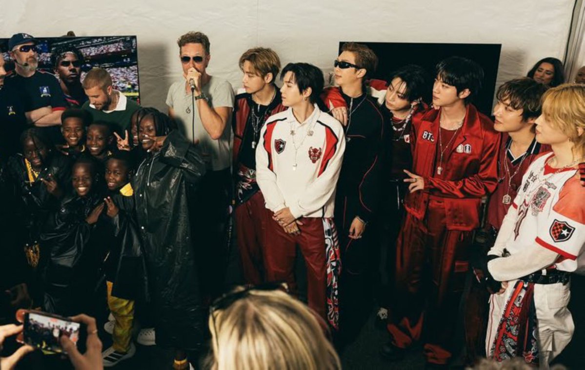 bizzleavenuez's tweet photo. IT’s BTS LOOKING AT JUSTIN BIEBER FOR ME 🤏😭 https://t.co/rUkixD7EkP