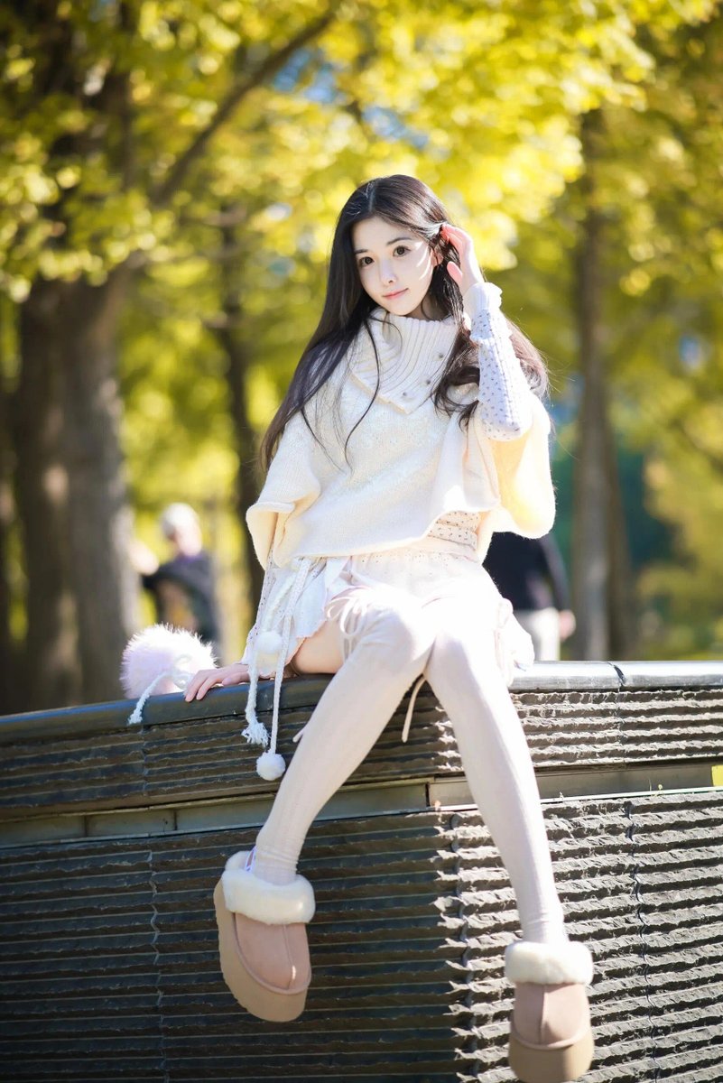 fjsomg's tweet photo. The first crisp autumn breeze is here—hot cocoa and cozy knit sweaters mode ON! ， https://t.co/ieY3crv9y6
