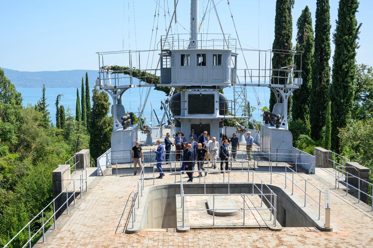 AlessGiuli's tweet photo. Oggi mi sono recato al Vittoriale degli Italiani colpito dal maltempo che ha interessato l’Alto Garda. 
Il @MiC_Italia seguirà gli interventi di ripristino affinché questo straordinario patrimonio torni presto pienamente fruibile. https://t.co/jvSpMlS5Bo