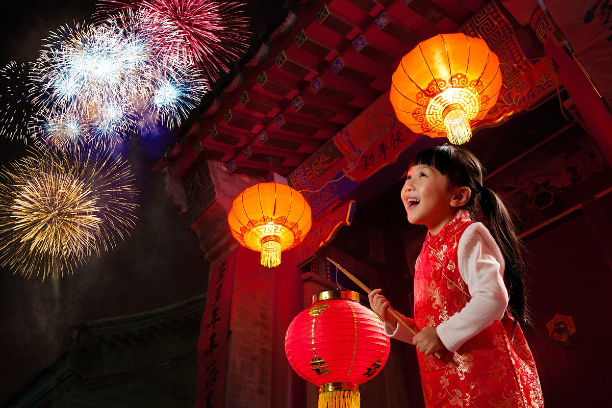 LotKJW's tweet photo. [Midnight bell tolls, lanterns glow bright—happy Lunar New Year to every family, may luck and joy fill your home all year!] https://t.co/RQumaTtVzo