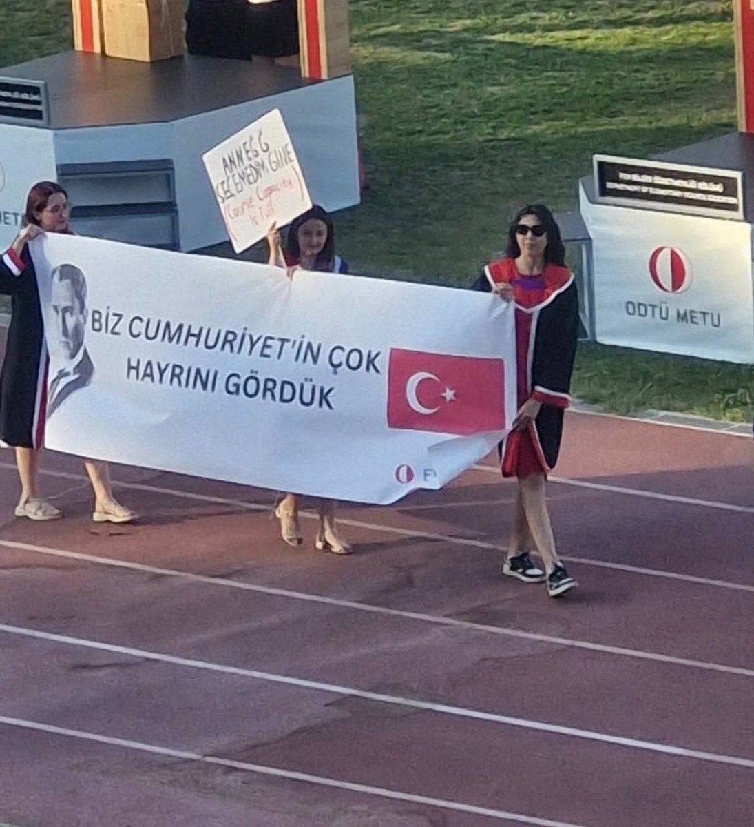 lordsinov's tweet photo. Biz cumhuriyet'in çok hayrını gördük https://t.co/1ZyRmlCvRZ