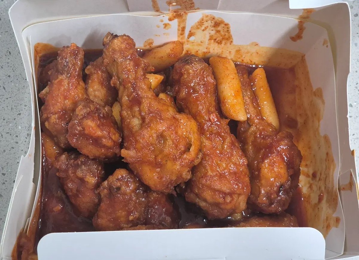ttori_x's tweet photo. 슈님 인스타 스토리 업데이트
#shu 

페리카나 양념치킨🍗 https://t.co/dfrRI3KEKW