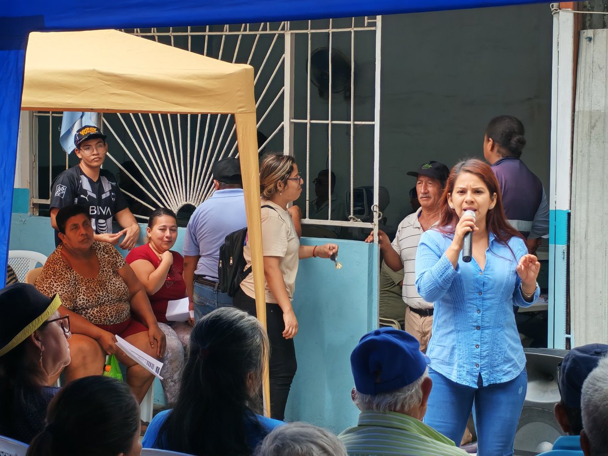 Ana_FuentesC's tweet photo. Seguimos cumpliendo con Guayaquil!

Llevamos brigadas de salud visual al sector Estrella de Belén.  
Realizamos toma de medidas para lentes, un servicio que cambia el día a día de nuestras familias guayaquileñas. https://t.co/WMxf2tInVO