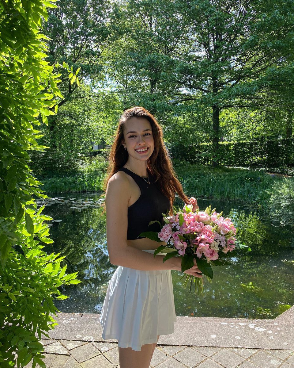celiafletch11's tweet photo. It took me three minutes to figure out the pose, and I like the third one best🌸 https://t.co/YIrJfUSgtI