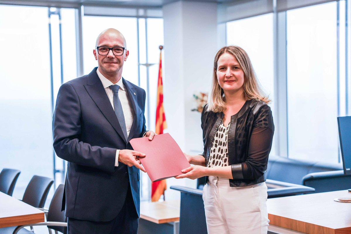 dsocialscat's tweet photo. Avui, Raúl Moreno ha pres possessió del càrrec com a nou conseller de Drets Socials i Inclusió, en un acte presidit pel president de la Generalitat, @salvadorilla, al Palau de la Generalitat.

Gràcies a la @monicambravo per la dedicació, el compromís i la feina feta al capdavant del Departament. La seva tasca ha contribuït a continuar impulsant unes polítiques socials al servei de la ciutadania.