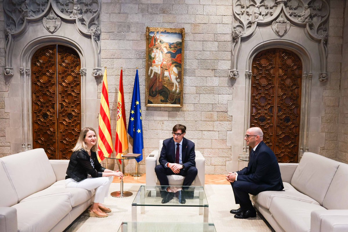dsocialscat's tweet photo. Avui, Raúl Moreno ha pres possessió del càrrec com a nou conseller de Drets Socials i Inclusió, en un acte presidit pel president de la Generalitat, @salvadorilla, al Palau de la Generalitat.

Gràcies a la @monicambravo per la dedicació, el compromís i la feina feta al capdavant del Departament. La seva tasca ha contribuït a continuar impulsant unes polítiques socials al servei de la ciutadania.