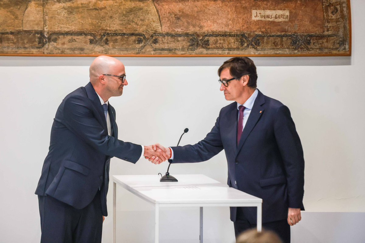 dsocialscat's tweet photo. Avui, Raúl Moreno ha pres possessió del càrrec com a nou conseller de Drets Socials i Inclusió, en un acte presidit pel president de la Generalitat, @salvadorilla, al Palau de la Generalitat.

Gràcies a la @monicambravo per la dedicació, el compromís i la feina feta al capdavant del Departament. La seva tasca ha contribuït a continuar impulsant unes polítiques socials al servei de la ciutadania.