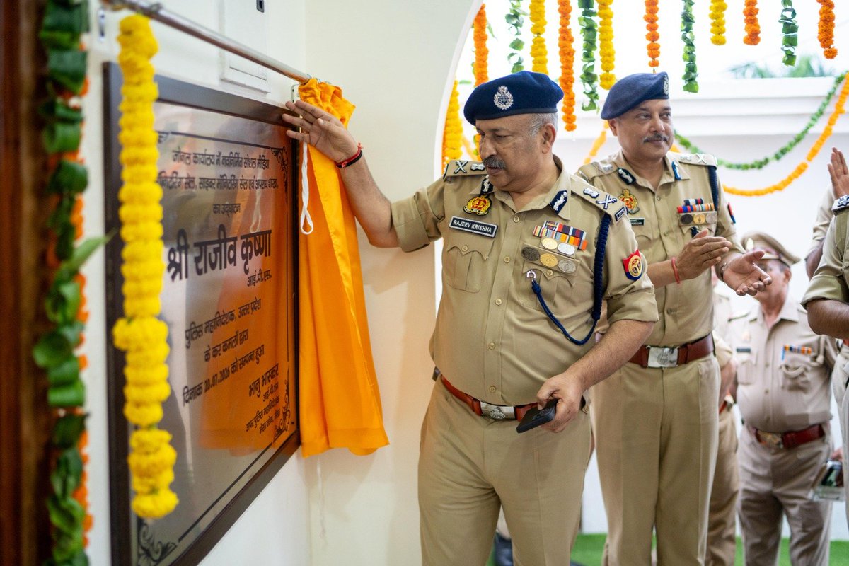 Uppolice's tweet photo. पुलिस महानिदेशक, उत्तर प्रदेश श्री राजीव कृष्ण द्वारा काँवड़ यात्रा-2026 के दृष्टिगत मेरठ में आयोजित अन्तर्राज्यीय समन्वय बैठक के उपरांत मेरठ जोन कार्यालय में नवस्थापित सोशल मीडिया मॉनिटरिंग सेल, साइबर मॉनिटरिंग सेल एवं अपराध शाखा भवन का उद्घाटन किया गया गया।

#SafeKanwarYatra #ShravanShivratri
#KanwarYatra2026 #UPPolice