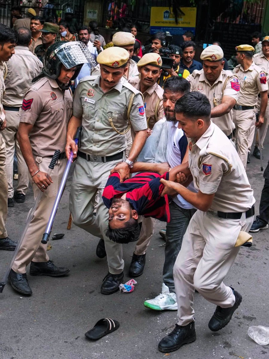 kiranword's tweet photo. shame on you @PMOIndia
shame on you @DelhiPolice 
shame on you @ZeeNews @aajtak @ndtvindia @republic @TimesNow @News18India @indiatvnews @ABPNews @TV9Marathi @tv9_hindi @sudhirchaudhary @chitraaum @AMISHDEVGAN @AmanChopra_ @navikakumar @Asksindia_ https://t.co/tzjNYLkB8o
