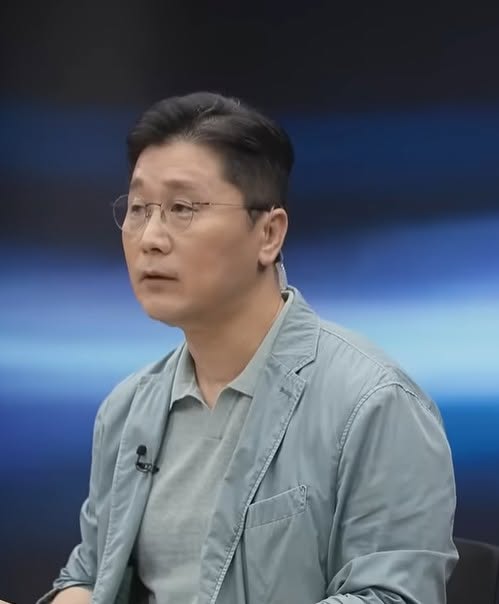 wpdlatm10's tweet photo. 문성훈

이보다 통렬할 수 없다
어린 시절, 글과 한자를 조선과 동아의 논설로 배운 세대다. 영상이 범람하는 시대적 조류에 선뜻 뛰어들지 못하는 건 몸에 배인 이 습관 때문인지도 모른다.
그럼에도 세상을 읽기위해 유튜브로 대표되는 뉴미디어를 보게 되면 1.5배속으로 훑거나 패널을 가려서 시청한다.
내가 주로 필사나 장문의 글을 올리는 것은 텍스트 세대를 위한 #배려이자 그다지 반기고 싶지 않은 독자를 거르려는 일종의 #허들이다.
쇼츠와 릴스를 비롯한 말초적이고 자극적인 섬네일에만 중독됐거나 편향되고 단선적 사고를 유발하는 매체에 어느새 가스라이팅돼서 무지성적으로 추종하는 사람들이 허들의 대상인 셈이다.
정준희의 <논>은 내가  빠트리지 않고 챙겨 보는 아주 드문 유튜브 채널이다. 어린 시절, 조간신문 논설을 읽던 추억을 되살려주는 거의 유일한 방송인 것이다.
꼭 새겨들었으면 하는 이야기가 있어 옮긴다. 일부분만 발췌했지만 역시 길다.
-------------------------------------
#이재명 대통령은 당시 민주당 대표의 자격으로 부산 가덕도에 갔습니다.
신공항 부지를 방문하고 기자 회견을 마친 다음 이동하던 중 지지자로 위장한 김모씨로부터 목부근에 치명적 부위의 공격을 받고 처칫하면 생명을 잃을 뻔한 상황에 처했습니다.
겨우 헬기로 이송해서 목숨을 구했지만 그 뒤끝은 몹시도 씁쓸했습니다. 이 명백한 테러를 피습이라는 애매한 용어로 지장한 수사 당국과 언론은 물론 헬기 이송을 두고 특혜, 지역 차별이니 황당 무계한 프레임까지 씌워 정치선동을 했던 자들이 있었습니다.
현직 의원이자 국회 다수당의 대표인 동시에 차기 대통령 후보로서 유력했던 인물에 대한 정치적 테러가 명백함에도 테러 지정을 하지 않은 건 역시 기가 찰 노릇이었죠.
피해자인 이재명이 천신만고 끝에 대통령에 당선된 뒤에야 그것도 한참의 시간이 지나고 우여곡절을 거쳐서 경찰에 의한 재수사가 이루어졌습니다.
그리고 경찰은 사건을 테러로 규정하지 않고 축소한 혐의를 받는 김상민전 부장 검사, 전현직 국가정보원 관계자를 검찰에 넘긴 대신 의혹이 제기됐던 범행 배후세력은 없다고 결론 지으면서 약 6개월 간의 재수사를 마무리했습니다.
#김전_검사는 국정원 특별 보좌관으로 재직할 당시 이대통령 피습 사건을 테러로 보기 어렵다는 취지의 법률 검토보고서를 작성하면서 18cm짜리 칼을 커터칼로 축소하는 등 허위 사실을 적은 혐의를 받습니다.
테러 지정 권한을 가진 국정원은 당시 이 보고서를 토대로 피습 사건이 테러에 해당하지 않는다며 최종 판단했죠.
이에 대해서 김전 검사의 진술과 참고자료 보고서 작성 시점 및 경위 등을 종합적으로 보면 허위 사실 기재 의도성이 있다고 경찰은 이번에 판단했습니다.
그리고 해당 보고서가 테러 여부에 관한 국정원의 최종 판단에 영향을 줄 수 있다는 점도 스스로 인식했던 것으로 보인다고 밝혔습니다.
현직 대통령에 관한 사건에서 검사에 의한 축소 의혹이 경찰의 재수사로 밝혀진 이 마당에 왜 언론은 경찰의이 재수사를 성과로 보는 데에는 인색하고 도리어 경찰의 무능력과 부패를 중심으로 기사를 도배하고 있을까요?
그리고 검찰의 소위 보완수사 능력을 찬양해대는 기사만 내보내고 있는 걸까요?
#어차피 검찰에 송치된 마당에 검찰이 다시 한번 그 보안 수사의 찬란한 능력을 발휘하면 경찰의 재수사가 다시 뒤엎어질 수 있고, 검찰이 갖고 있는 고유 권한인 기소권을 써서 불기소 결정을 내릴 수도 있다는 여지를 남겨두고 있는 걸까요?
최근 장윤기 사건을 매개로 경찰을 실로 두드려 패면서 경찰의 무능력을 열심히 파헤치고 있는 언론과 그에 신나게 호응하고 있는 정치권을 보자면 솔직히 좀 우습습니다.
장윤기 사건에 연루된 경찰의 문제가 우스운게 아니라 그게 마치 경찰의 무능력 대비 검찰의 수사 역량을 입증하는 엄청난 근거라도 되는 양 온갖 설레발을 쳐대고 있는 그 의도가 우습다는 겁니다.
#수사권을 지니고 있는 무소불위의 검찰이 사건을 뭉개고 은폐한 사례를 들자면 정말 한도 끝도 없을 겁니다.
특히 자기 자신에게 연루된 사건은 더 뚜렷합니다. 전 검사이자 법무부 차관이었던 #김학의 사건 말할 것도 없죠.
당장 윤석열이 직접 연관된 #윤우진 전 용산 세무서장의 뇌물 수수 사건도 있습니다.
당시 검찰은 경찰의 압수수색을 막았고 경찰이 해외 도피한 윤우진을 체포하여 송환했지만 경찰이 신청했던 구속 영장을 또 반려해서 풀어줬습니다.
#경찰이 기소 의견으로 검찰에 송치하자 또 검찰은 무혐의 불기소 처분했습니다. 결국 문재인 정부에서 법무부 장관의 수사 지휘권까지 발동된 연후에야 재수사를 거쳐서 구속 기소됐죠.
이것을 막아준 혐의에 대해 혐의 사실을 공표한 혐의를 받던 윤석열, 결국 공소시효가 만료되었습니다.
누가 봐도 제 식구 감싸기에 검찰의 수사권과 기소권이 남용된 사례입니다.
이외에도 검사의 성폭력 사건을 은폐한 것. 국가정보원이 간첩 혐의를 조작하기 위해 증거를 조작한 것에서 검찰이 이것을 묵인하거나 사건 자체를 축소해 준 것 등
#검찰이 수사권과 기소권을 제멋대로 남명해서 피의자 인권을 침해하거나 은폐와 축소를 위해 활용했던 근거는 정말 부지기수입니다.
그래서 공소를 제기하는 자가 직접 수사를 하지 못하도록 하는 원칙은 그 앞에 '보완'자를 붙이건 말건 절대 훼손되어서는 안 되는 것입니다.
인권을 침해하는 과잉 수사건 사건을 축소하는 은폐 수사건 수사권이 잘못 쓰이는 문제를 예방하는 방법은 검찰에게 수사권을 남겨 줌으로써 해결해야 하는 것이 아니라 수사권 자체를 통제하고 견제할 다양한 장치를 마련함으로써 대응해야 한다는 것.
이미 우리가 오래 전부터 수립해 놓은 #대전제였습니다.
이런 역사를 부인하는 자, 이런 기억을 애써 망각시키려는 자, 새로운 사실 한두 개가 마치 전체인 역사인냥 둔갑시키려는 자, 그런 자들이 (일본)사도광산을 세계 유산에 등재하게 했고, 오송 참사를 현재까지도 은폐하고 있으며, 대통령의 대통령이 될 운명이었던 사람의 목에 칼을 꽂아 넣었음에도 테러가 아닌 피습으로 둔갑시킨 겁니다.
그게 역사를 부정하고 제멋대로 역사를 주무르는 자들에게 권력이 주어졌을 때 생기는 문제라는 걸 우리 역사는 뚜렷이 입증하고 있습니다.
#역사라는게 반드시 역사가들의 전유물인 것만은 아니죠. 그러나 역사를 정돈하고 전수시키는 역사가들의 전문적인 작업에 바탕을 두어서 그중 중요한 역사를 알고 기억하는게 #시민인_우리의_책임이자_역할입니다.
잊지 말아야 할 것을 잊지 않고 끊임없이 현재 역사로 만들어내는 작업 그것이 바로 역사 지식 이상으로 중요한 역사 의식일 겁니다.
흔히 하는 말처럼 역사를 잃은 민족에게 미래는 없습니다. 또 권력을 가진 자, 권력을 가지려는 자는 그래서 그 역사를 끊임없이 훼손시키려함을 우리 역사가 입증하고 있습니다.
-------------------------------- < 정준희의 '논' 중에서>
