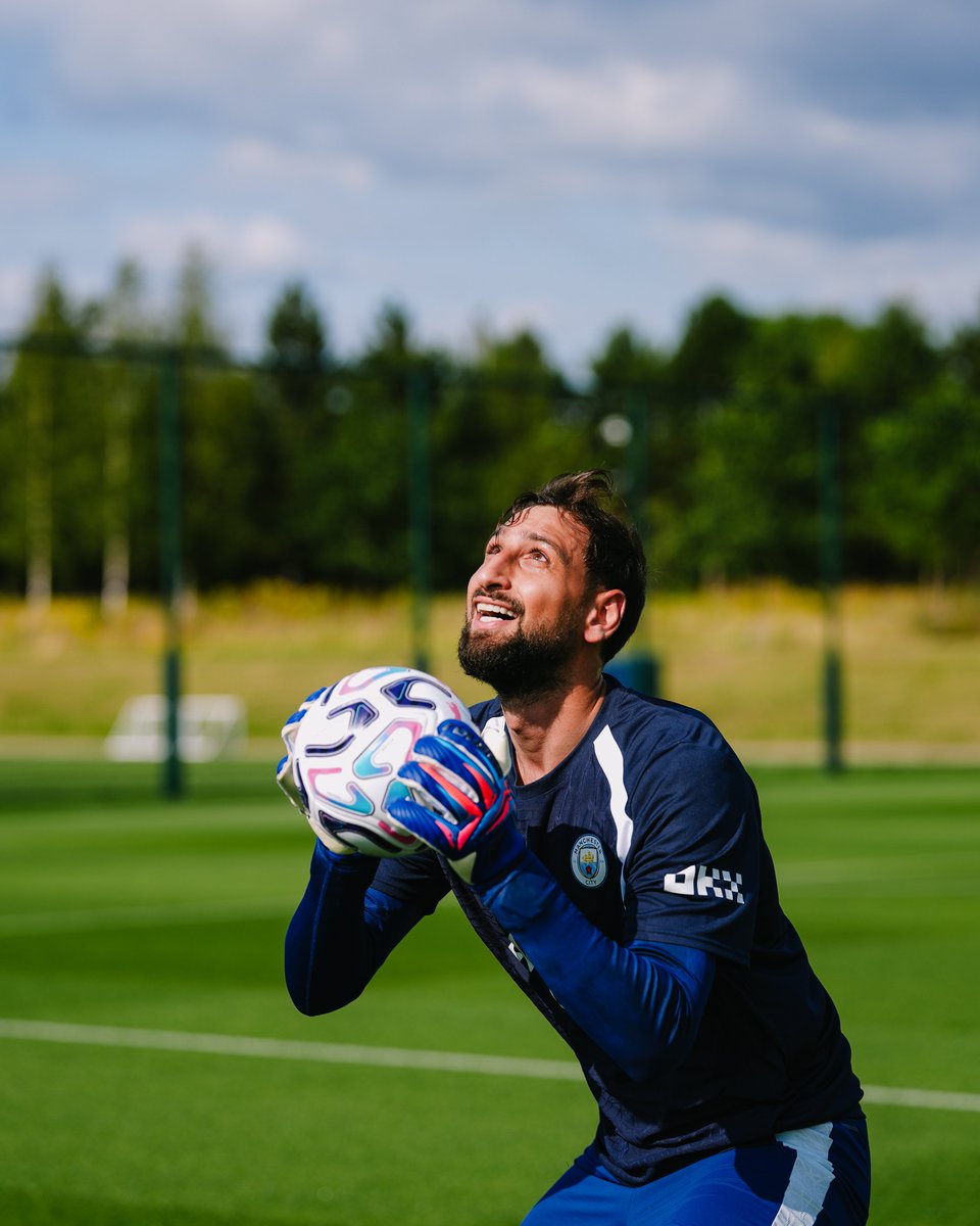 ManCity's tweet photo. 🇮🇹🧤 https://t.co/qHEWszZgDO