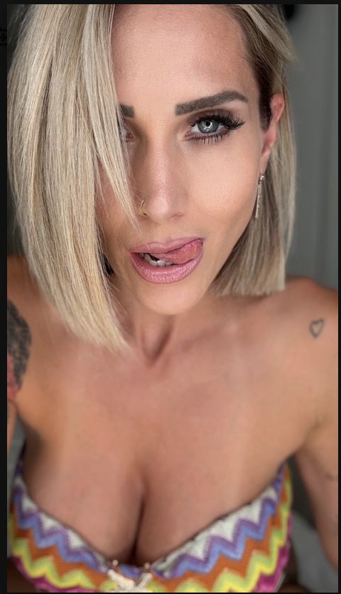 _diamantaoff's tweet photo. Embrasserais-tu une femme de mon âge (sois honnête) ?  
◯ Oui      
◯ Non      
◯ Ça dépend. https://t.co/PCUp9BEosh