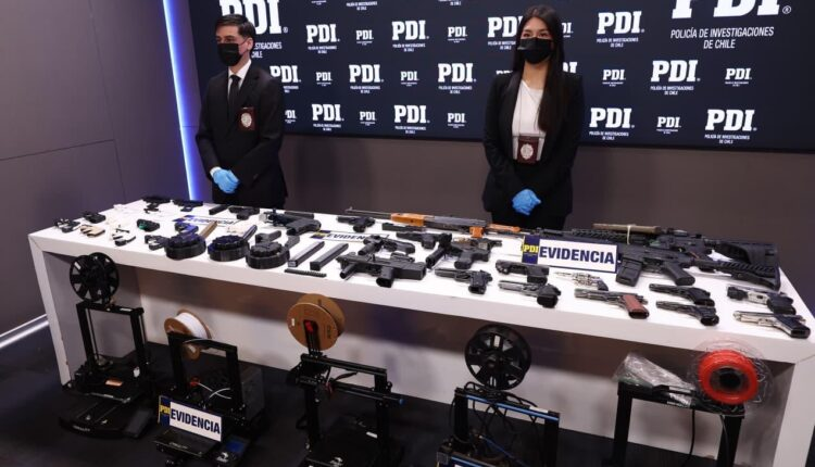 PiensaPrensa's tweet photo. Desmantelan red criminal que fabricaba armas con impresoras 3D e involucraba a funcionarios uniformados.

Una extensa investigación permitió desarticular una organización criminal dedicada a la fabricación, modificación y comercialización de armas mediante impresoras 3D, en un operativo que dejó decenas de imputados, entre ellos una funcionaria de Carabineros y un integrante del Ejército.

La investigación comenzó en 2024 y permitió establecer la existencia de una estructura que producía piezas y accesorios para armamento utilizando tecnología de impresión 3D. Posteriormente, las armas eran ofrecidas y coordinadas a través de plataformas de mensajería encriptada, lo que dificultaba su detección por parte de las autoridades.

Las diligencias también permitieron establecer la presunta participación de dos funcionarios de instituciones uniformadas. Según la investigación, una funcionaria de Carabineros habría entregado información reservada a la organización a cambio de pagos, mientras que un integrante del Ejército tendría un rol en la comercialización del armamento dentro de la red.

Ambos fueron formalizados por los delitos que se les atribuyen y permanecen en prisión preventiva mientras continúa la investigación, la que busca determinar el alcance de la organización y el destino final de las armas fabricadas y distribuidas por el grupo.