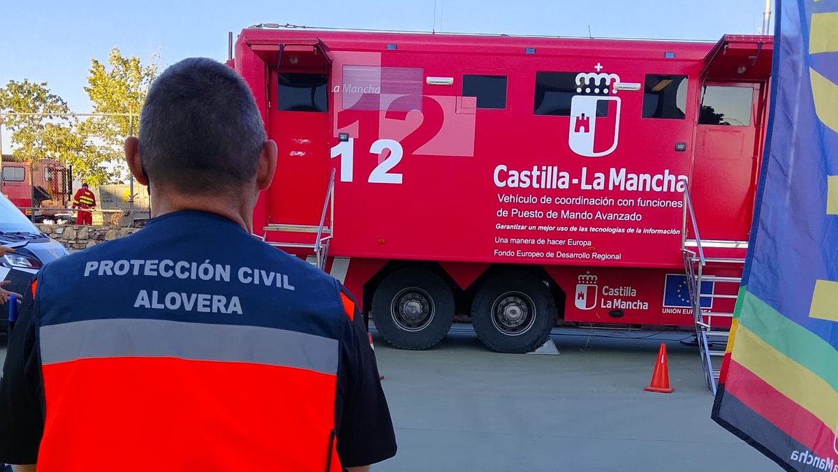 pcalovera's tweet photo. 💪🏼 Continuamos, un día más, y el tiempo que haga falta, ayudando en lo que hagamos falta. 

🦺 Múltiples voluntarios y varios vehículos se desplazan todos los días al PMA de tamajon a la espera de asignación de funciones. https://t.co/whjJ7QhMqU