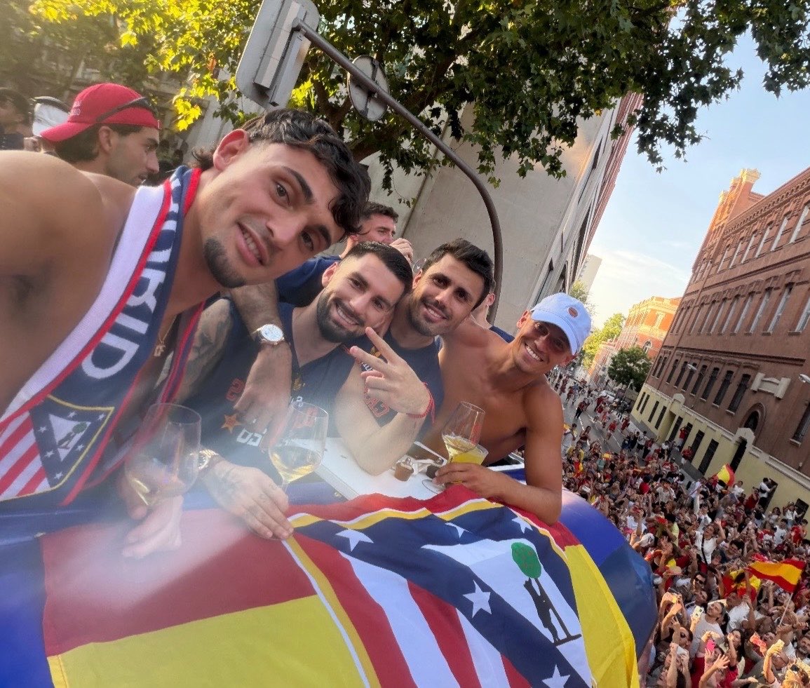 MarioOjeda724's tweet photo. Vaya cara de volver a vestir la rojiblanca se le está poniendo a Rodri https://t.co/91FXXy8O3N