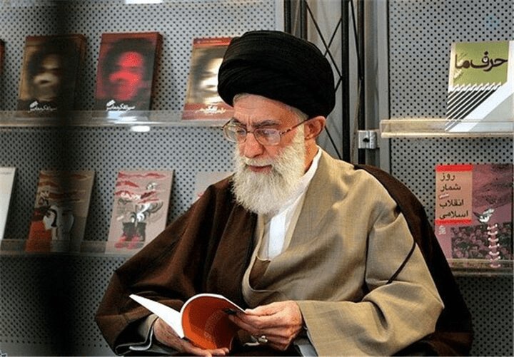 mahoramoon's tweet photo. از صبح پامیشم میرم سرکار ، کارای روزمره ام رو میکنم، اخبار جنگ میخونم و لعنت میفرستم به پهلوی.
شب از ۹ که میگذره یک گوشه قلبم خالی میشه،انگار دیوارا تنگ میشن و یادم میارن دیگه آقای شهید نیست
دیگه قوت قلبم نیست، دیگه دلخوشی نیست
دیگه اشک بند نمیاد،ما آقا رو خیلی دوست داشتیم https://t.co/7UF9jTTxdw