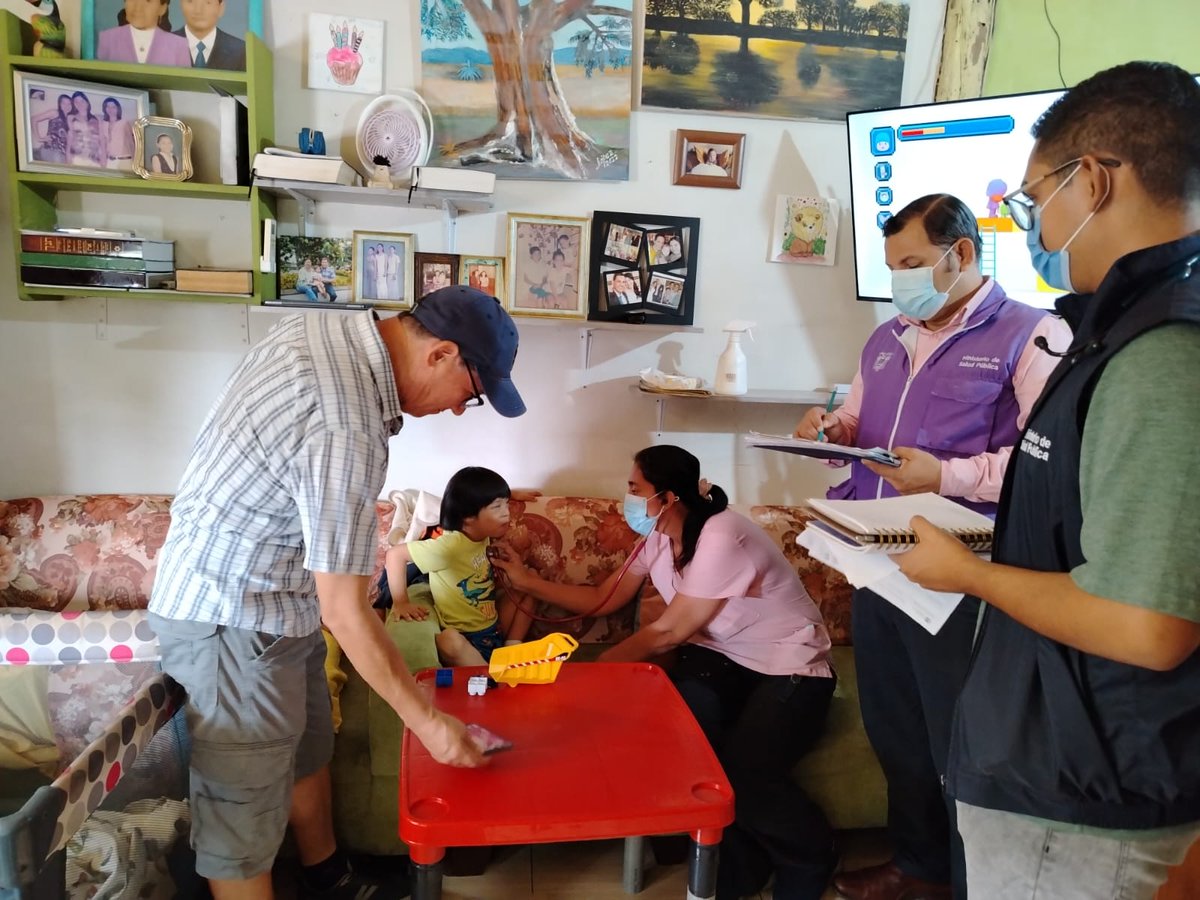 Salud_Guayas's tweet photo. #MSPEnTerritorio | Con el objetivo de mejorar su estado de salud y su bienestar, el Equipo de Atención Integral de @Salud_Ec (EAIS) realiza visitas médicas domiciliarias🩺 🏠 a pacientes vulnerables y prioritarios de la parroquia #Ayacucho. https://t.co/S1jky2yJFF