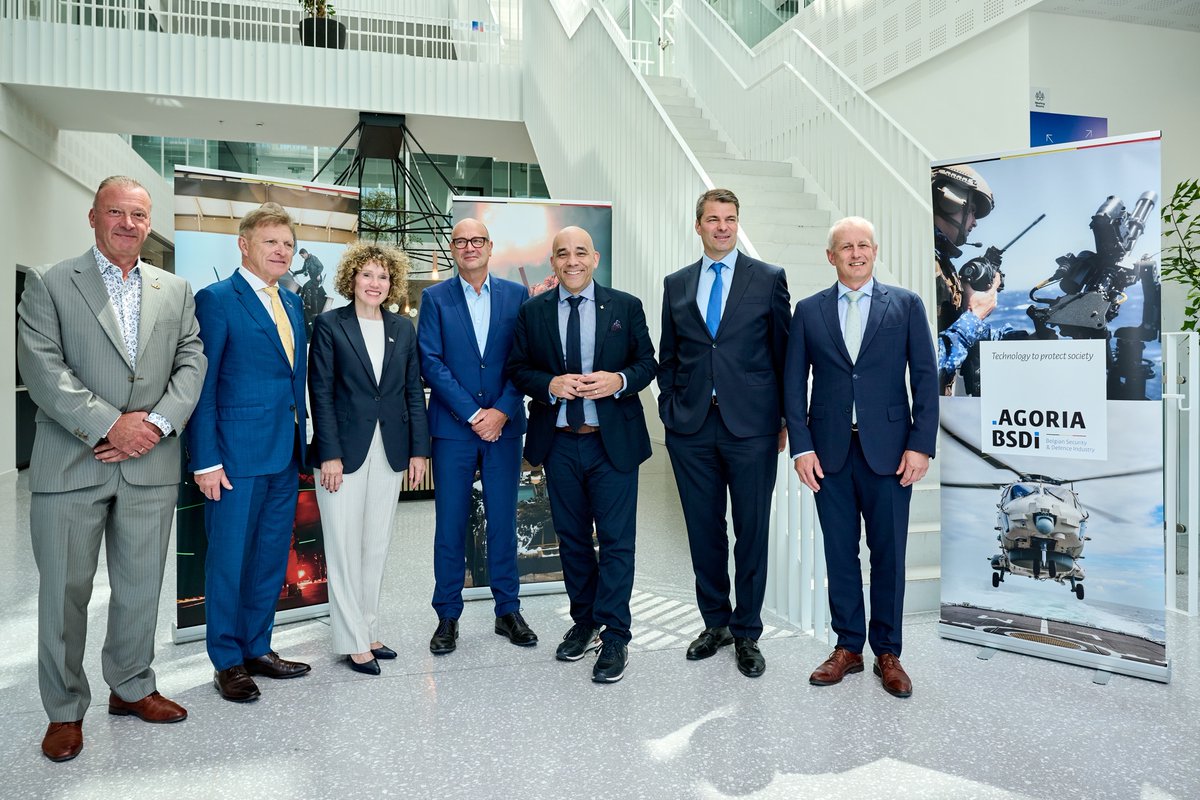 MRIF_Quebec's tweet photo. 🌍✈️ En mission à Bruxelles, notre ministre a annoncé que la représentation du Québec devient officiellement la Délégation générale du Québec à Bruxelles et pour les institutions européennes. 🇪🇺 Consultez le bilan de mission ➡️ https://t.co/mLfhsIlyKV https://t.co/0rlQ6u0Vyr