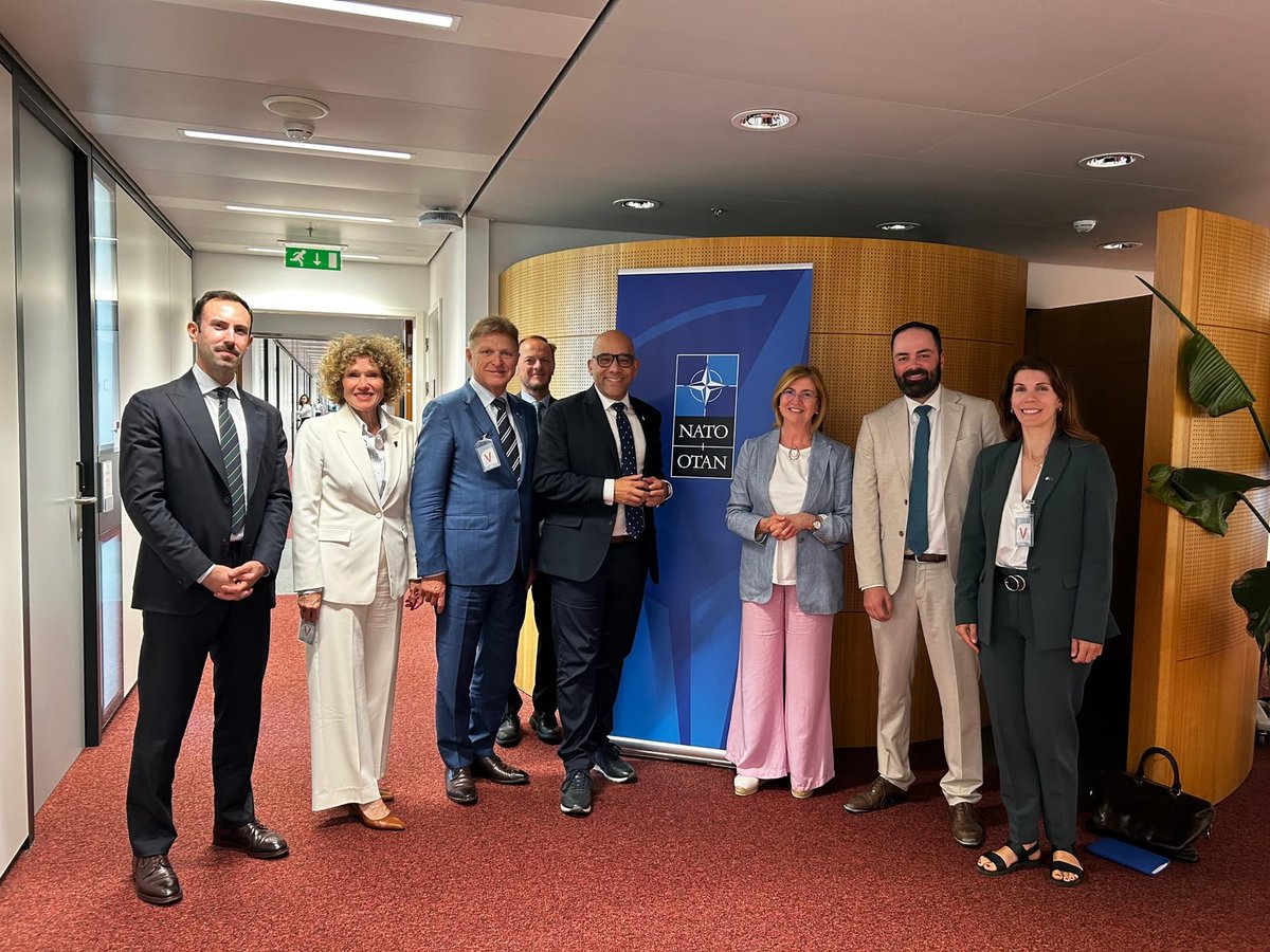 MRIF_Quebec's tweet photo. 🌍✈️ En mission à Bruxelles, notre ministre a annoncé que la représentation du Québec devient officiellement la Délégation générale du Québec à Bruxelles et pour les institutions européennes. 🇪🇺 Consultez le bilan de mission ➡️ https://t.co/mLfhsIlyKV https://t.co/0rlQ6u0Vyr