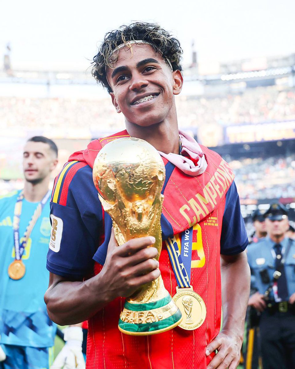 roundyclock's tweet photo. 🚨 𝗡𝗘𝗪: Lamine Yamal titles at 19 years old:

🏆 La Liga x3
🏆 Spanish Super Cup x2
🏆 Copa del Rey
🏆 EURO
🏆 World Cup

8 TITLES AT 19 YEARS OLD! 🇪🇸 https://t.co/a3sLz1huJG