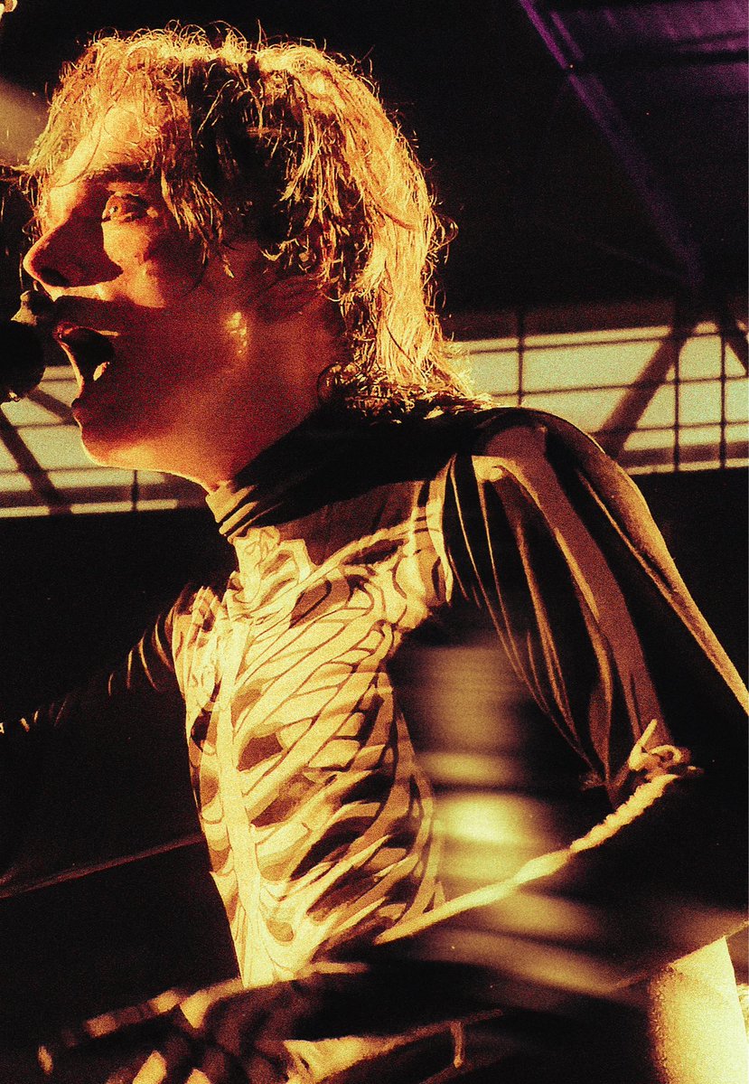 birthagod's tweet photo. captured vampire gerard during wembley n2, i can never top this https://t.co/HLypb5JgXS