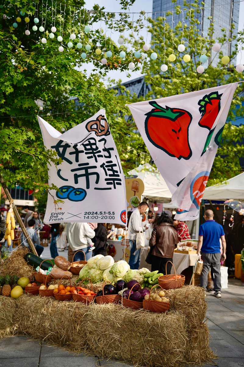 dushwid1's tweet photo. Grab fresh, locally-picked cherry tomatoes, crisp lettuce and juicy oranges at our farmers’ market today—perfect for a quick, tasty meal prep! https://t.co/Y7gJeHwRM9