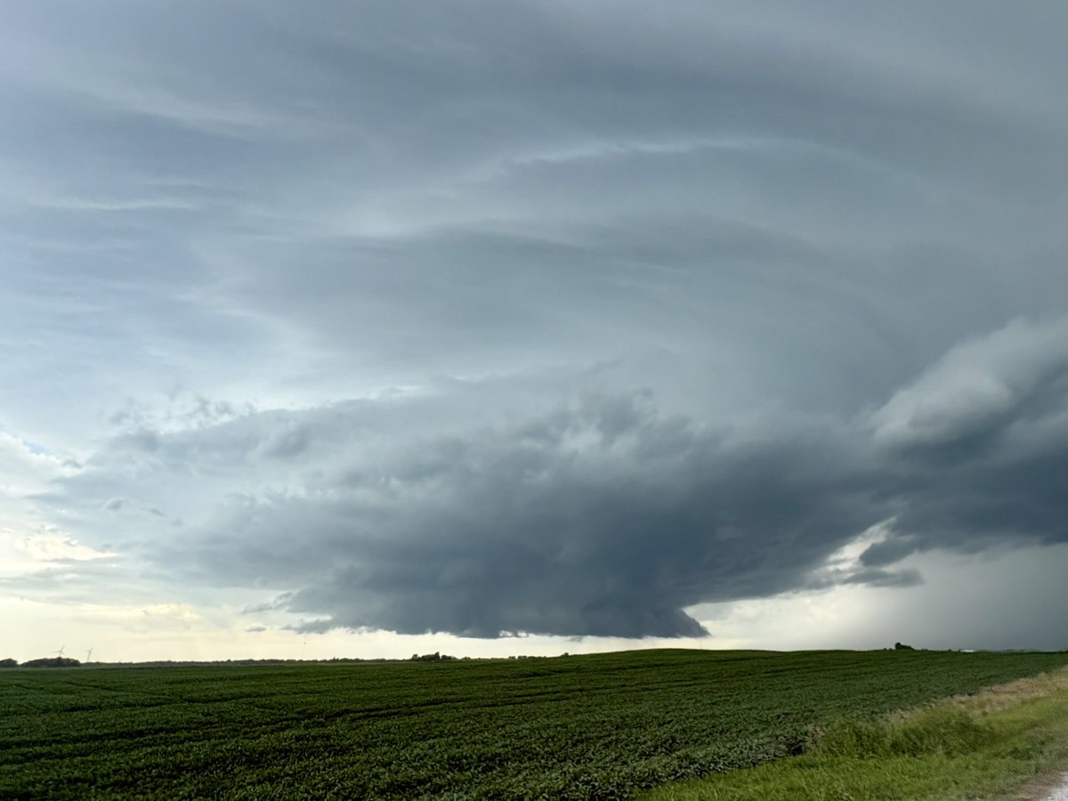 willardsharpwx's tweet photo. Beautiful sculpted storm near story city. Tornado threat still there. #iawx 4:57pm https://t.co/orK3PGUOHx