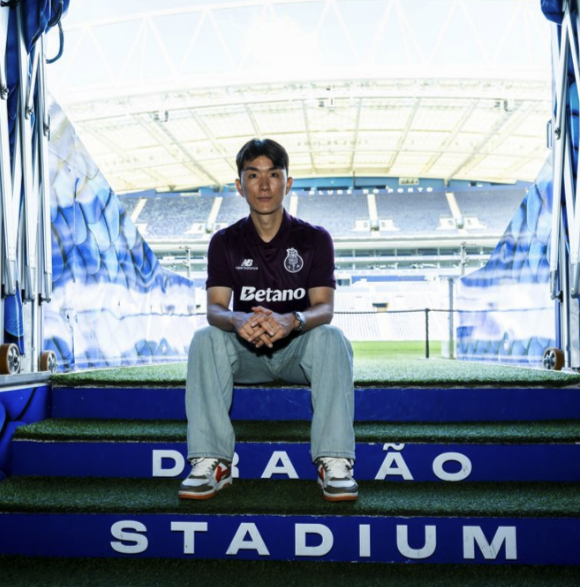 KNTFootball's tweet photo. Hwang In-beom, looking good in his new colors and in his new stadium. 👀

Excited for this new season for our Korean midfield general! 🫡🇰🇷

Vamos a issos portistas! 🇰🇷🤝🔵⚪️

#FCPorto #황인범 https://t.co/OFbGtUJgdm