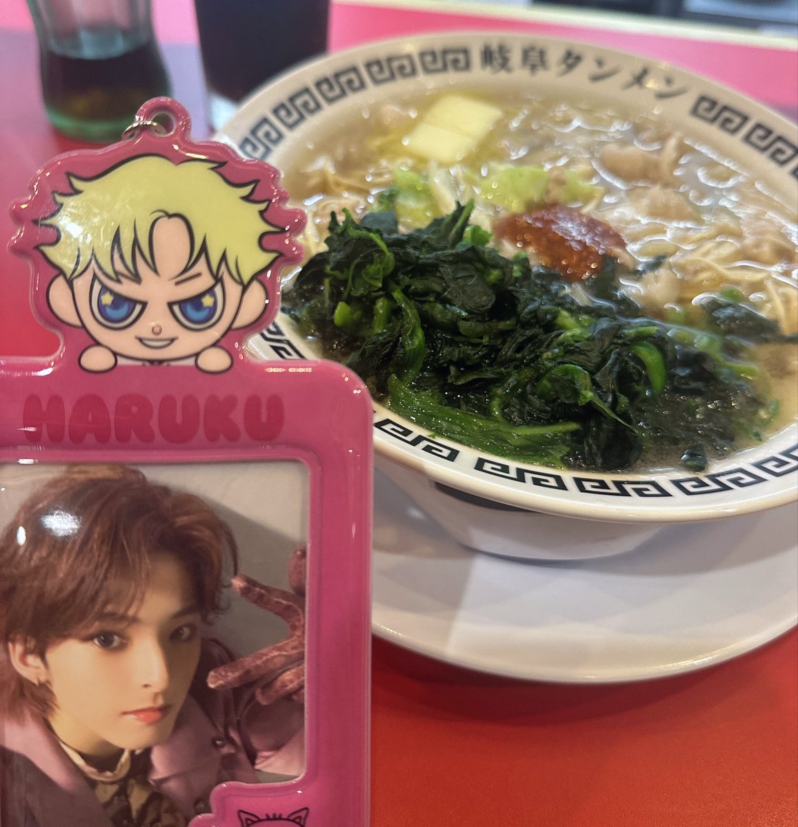vitamin_gechu's tweet photo. 推しのトレカを並べるだけでオシャ✨️な写真どうやって撮ってるの⁉️まぎグラマーに学びたいすぎ、わたくしｺﾘ、手なら持つのがあかんのか⁉️ https://t.co/Eie7Q0G97T