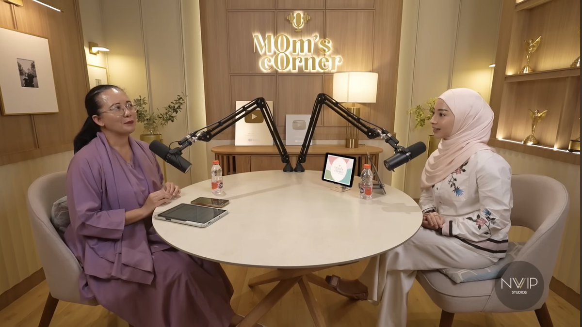 yuradelita's tweet photo. Bisakah kita menyelamatkan pernikahan, dari sebelum kita menikah?

MasyaAllah ini deep banget sih menurutku pembahasannya 🥹✨ 

Dijelaskan oleh Ibu Anna Surti Ariani, kita harus bertanya ke dalam diri sendiri dulu:
•  Apakah diri kita sudah cukup matang dan skillful untuk menjalani pernikahan?
•  Sudahkah kita selesai dengan semua isu pribadi yang berpotensi mengganggu kehidupan rumah tangga kelak?
•  Sudah siapkah kita berkorban, tidak hanya mengutamakan kebutuhan diri sendiri, tapi juga mampu mengutamakan kebutuhan pasangan?

Semua pertanyaan ini harus kita jawab dulu di dalam hati kita sendiri, sebelum kita tanyakan kepada pasangan.

Jadi, mencari kebahagiaan dalam pernikahan itu sebenarnya dimulai dengan mencari kebahagiaan dalam diri kita terlebih dahulu 🥹💖