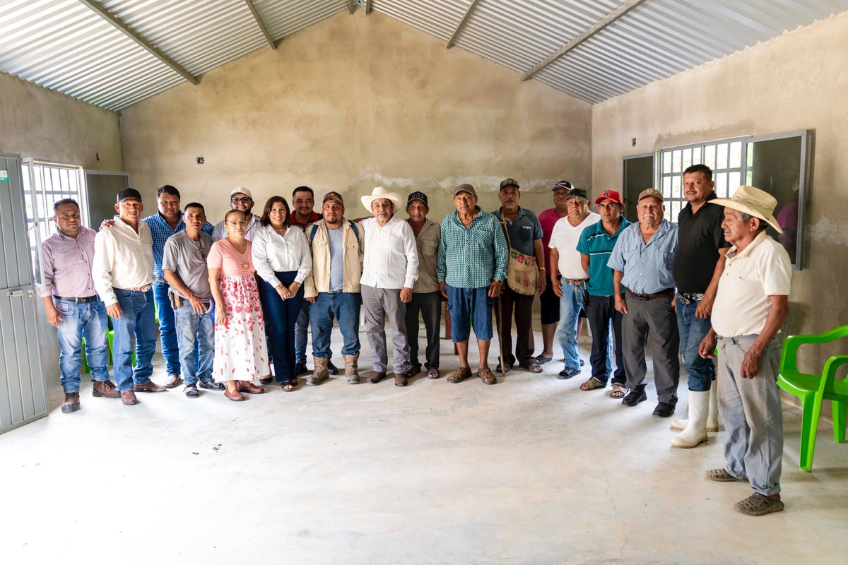 gobminatitlan's tweet photo. Con el propósito de ampliar las oportunidades educativas para las y los jóvenes de la zona rural, el alcalde Guillermo Reyes Espronceda, encabezó la firma del Contrato de Comodato con las autoridades ejidales del poblado Emiliano Zapata.

#UnidadPorElBienDeTodos #Minatitlán https://t.co/qyJPLqx1ye