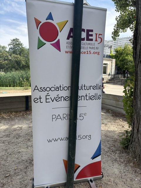 mairie15's tweet photo. Bravo à @Ace15Asso dont le chalet en bois a été démoli il y a 15 jours en pleine nuit par des voyous haineux de ce que peuvent représenter la culture et le plaisir de lire, d’avoir relancé aujourd’hui Lire à Brassens dans des conditions difficiles. Courage aux amoureux du savoir! https://t.co/FRxbVKGLJW