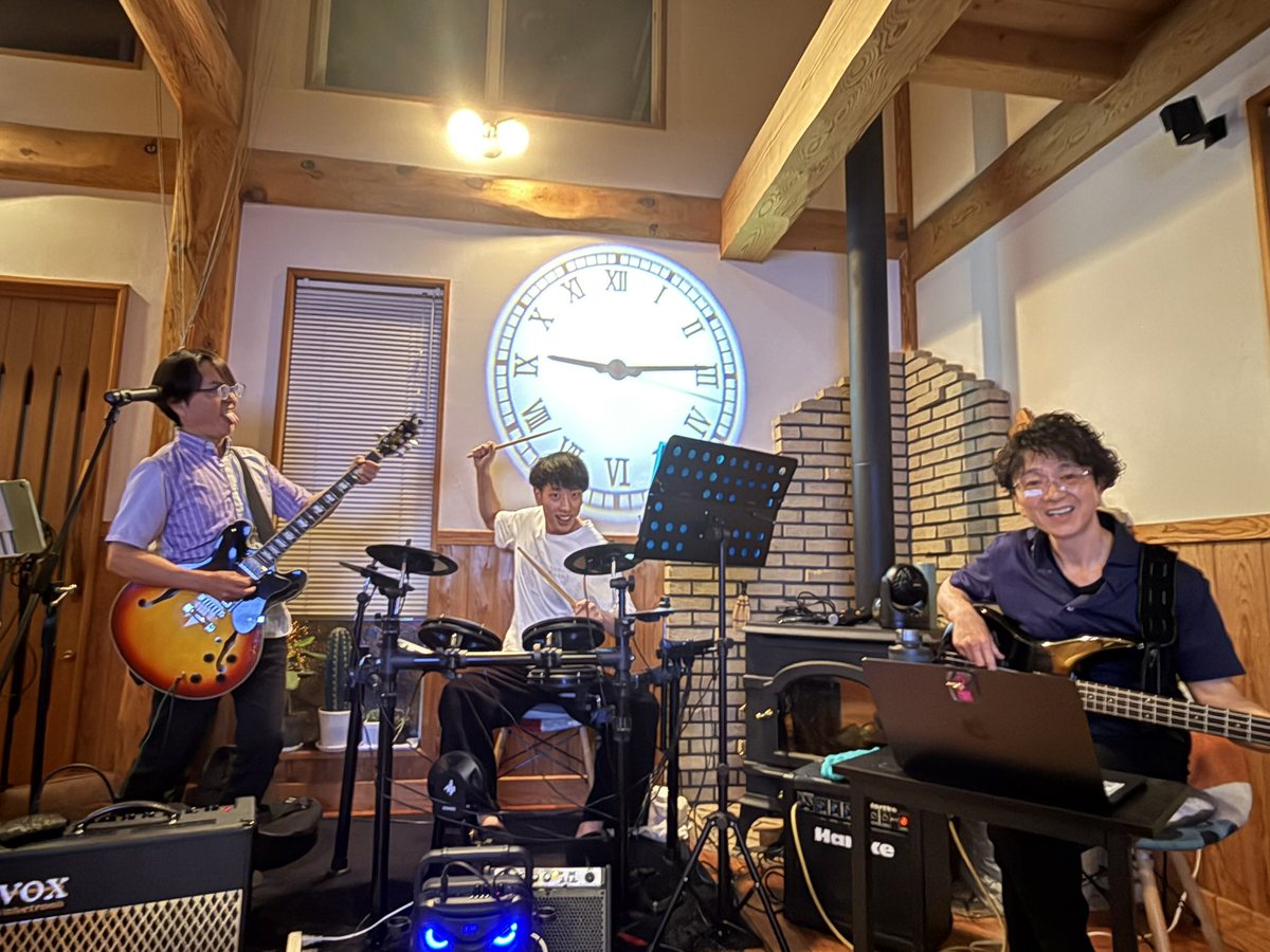 hiro_kaku's tweet photo. 7月11日土曜の夜のホームライブ、10曲くらいをゆっくりやって楽しかった。 https://t.co/Y7Ba8XdwAo