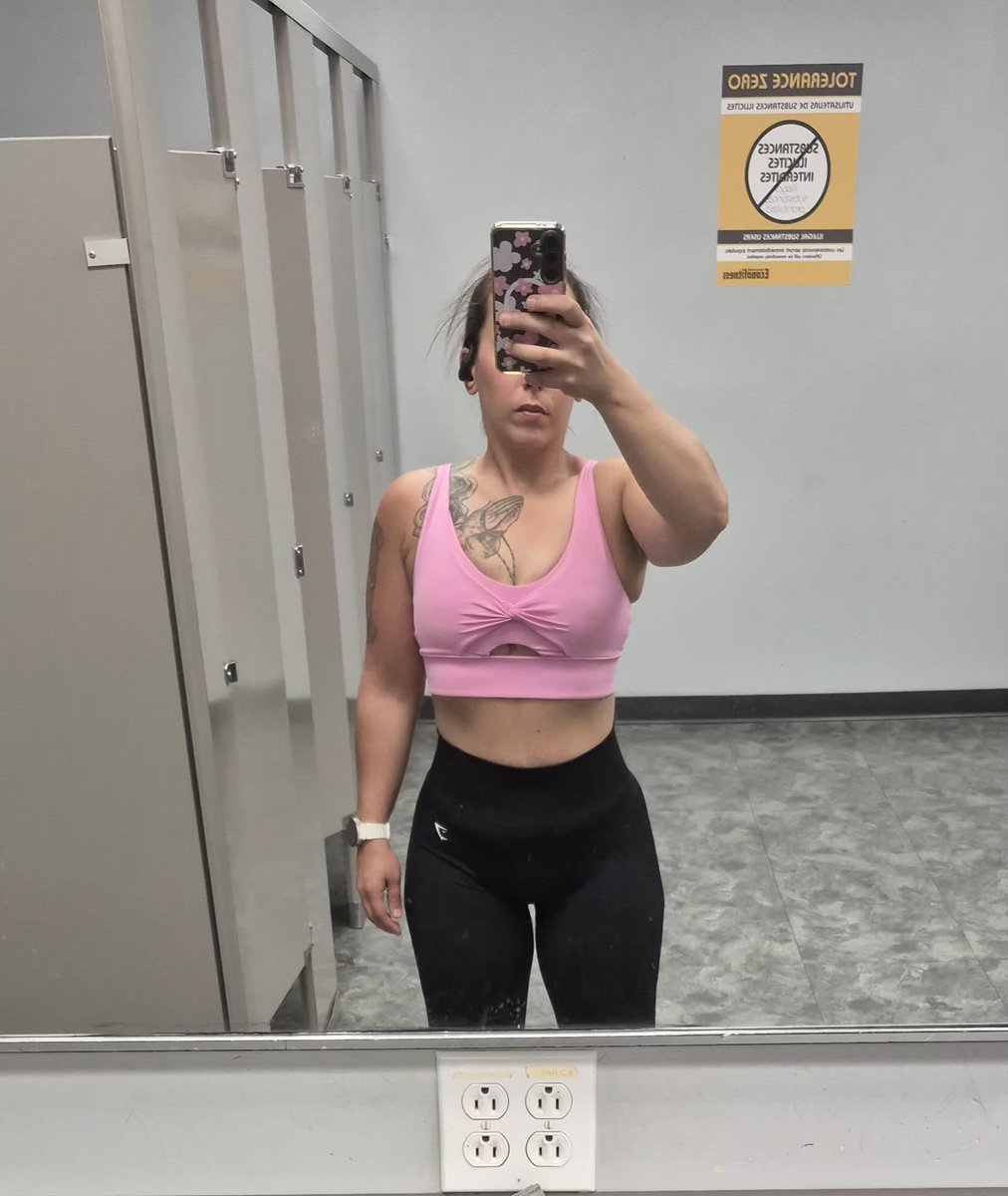 twistedmind88's tweet photo. Back to the gym outfit of the day https://t.co/yZAb16nPPY